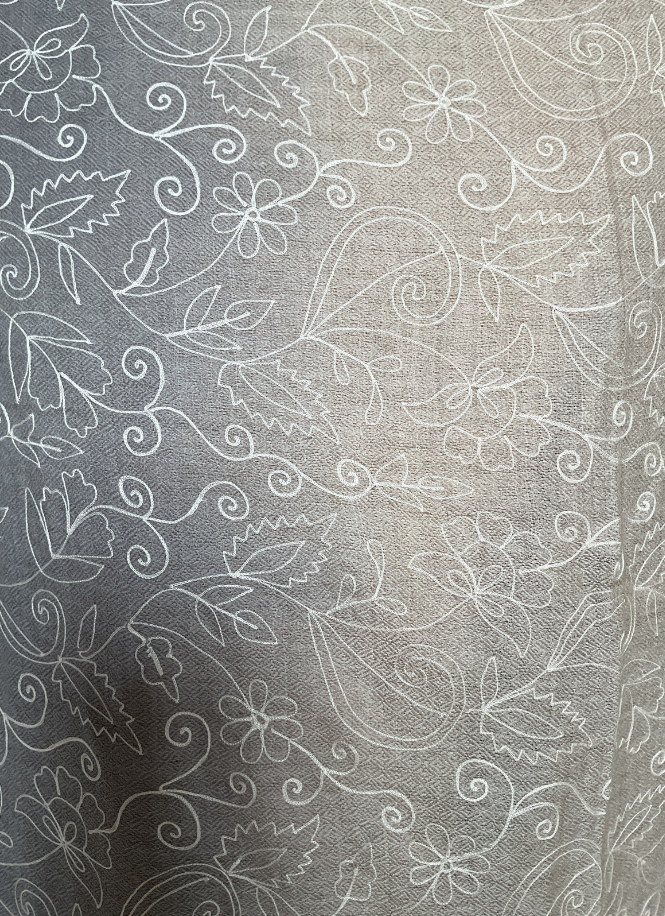 Aishiteru – Écharpe en Cachemire Brodée Lunea – Murmure d’Élégance Argentée