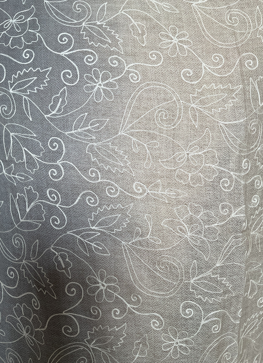 Aishiteru – Écharpe en Cachemire Brodée Lunea – Murmure d’Élégance Argentée