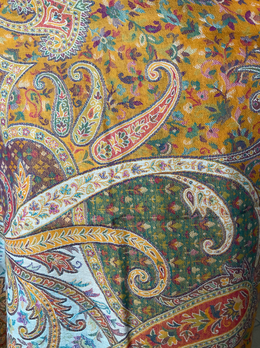 Aishiteru Solara bestickter Wollschal – Goldene Strahlkraft