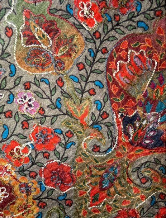 Châle en cachemire brodé Aishiteru Elowyn