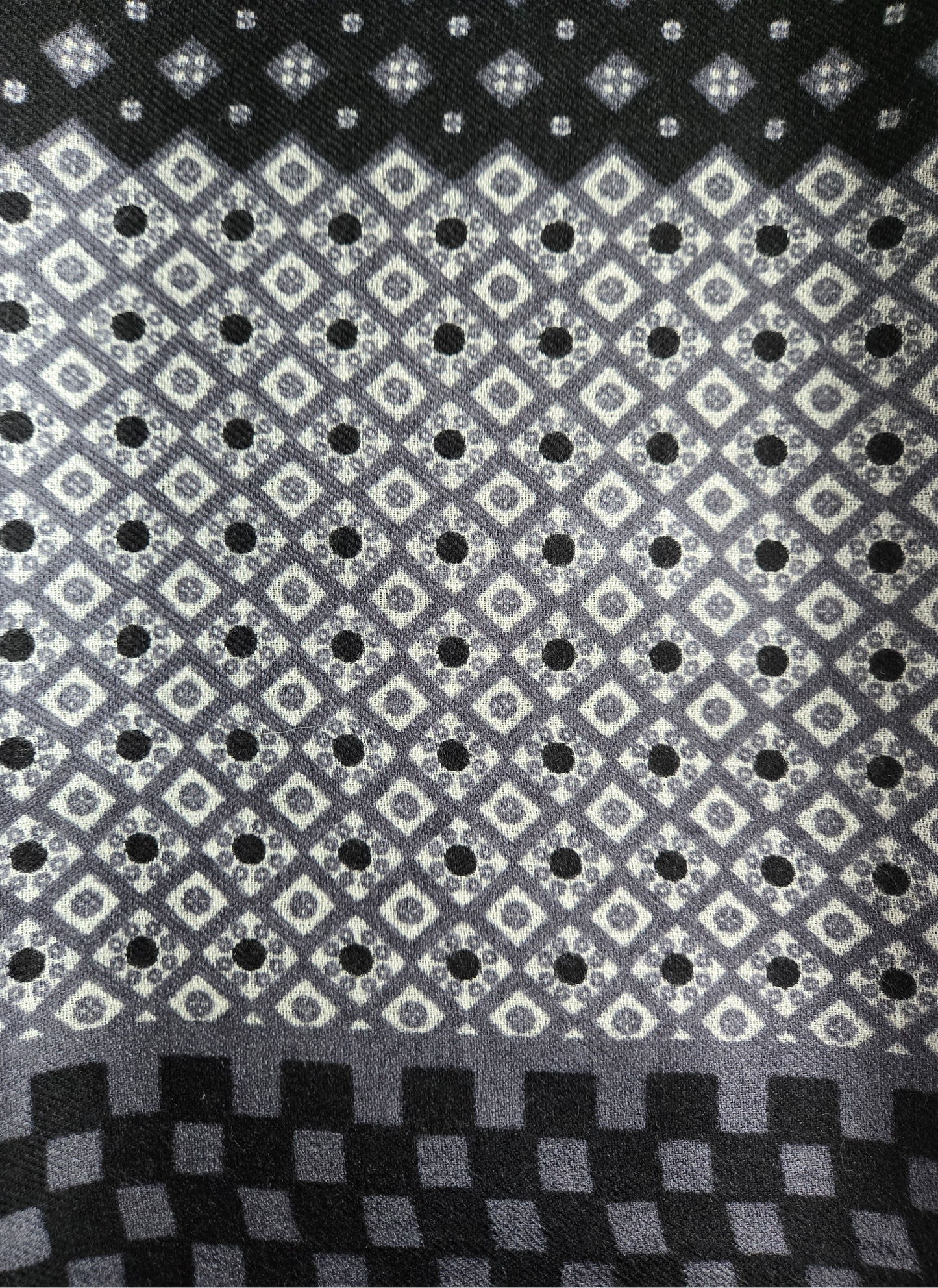 Echarpe en cachemire Monochrome Elegance