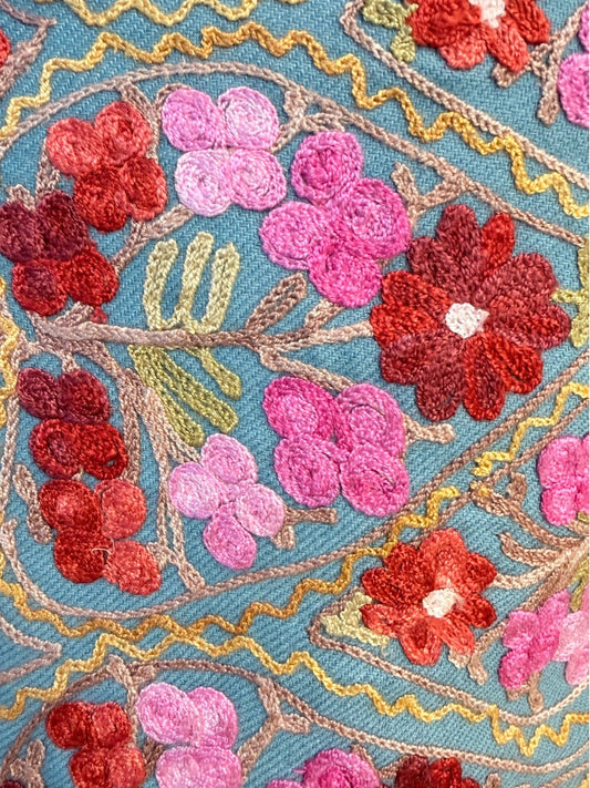 Aishiteru Mirava – Châle en laine brodé, rêverie florissante