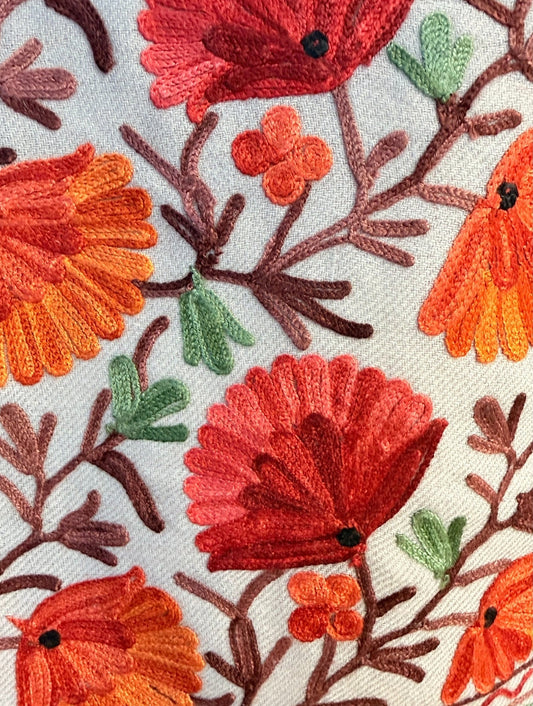 Aishiteru Elaris – Châle en laine brodé, pétales d’automne