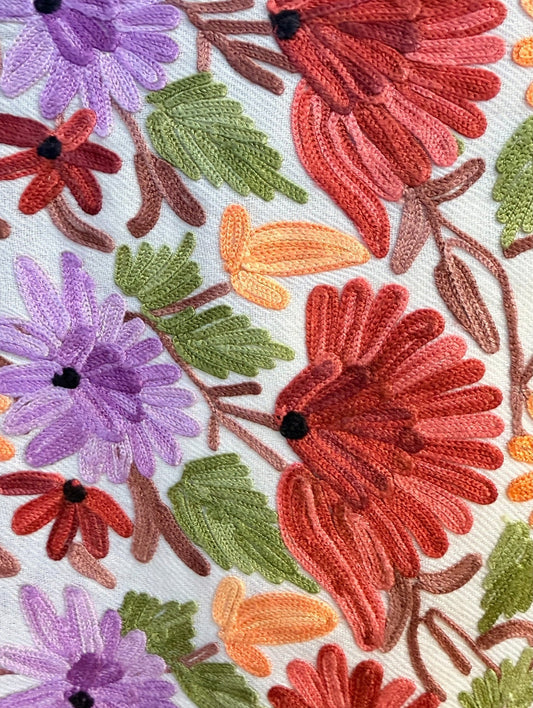 Aishiteru Valenya – Châle en laine brodé, harmonie de fleurs sauvages