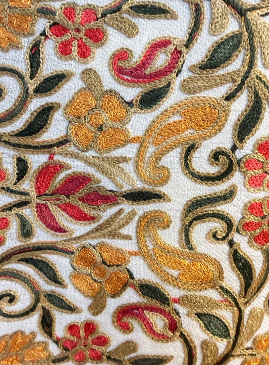 Aishiteru Orivelle – Châle en laine brodé, floraison patrimoniale