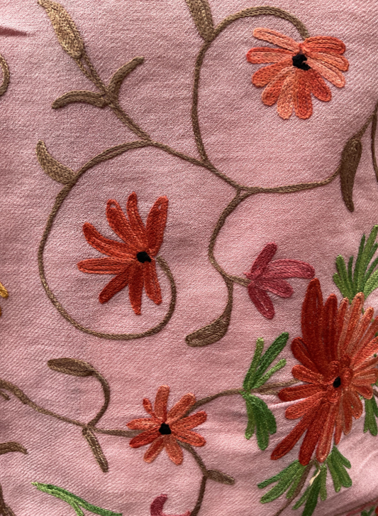 Châle en laine brodé Aishiteru Rosalia – Élégance florale artisanale