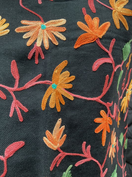 Châle en laine brodé Aishiteru Noire – Élégance florale dorée