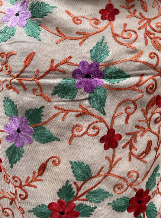 Châle en laine brodé Aishiteru Angelina – Floral ivoire