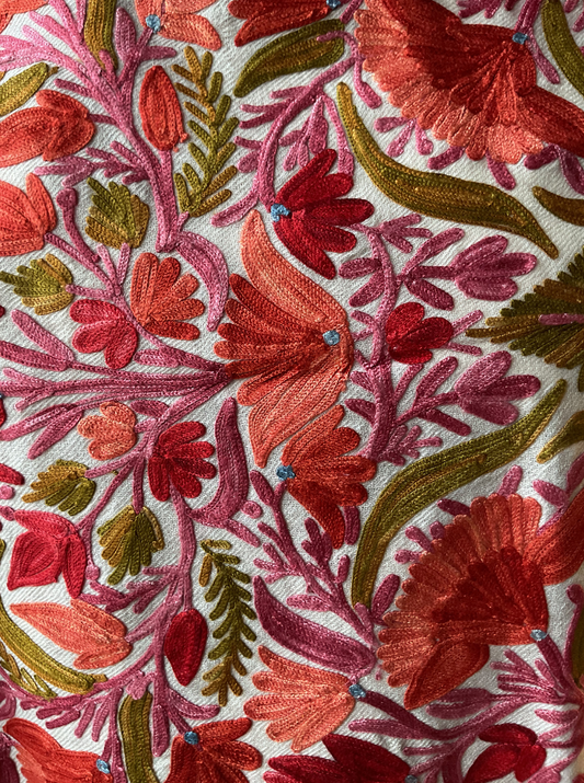 Écharpe en laine brodée Aishiteru Fiorella – Éclat florissant