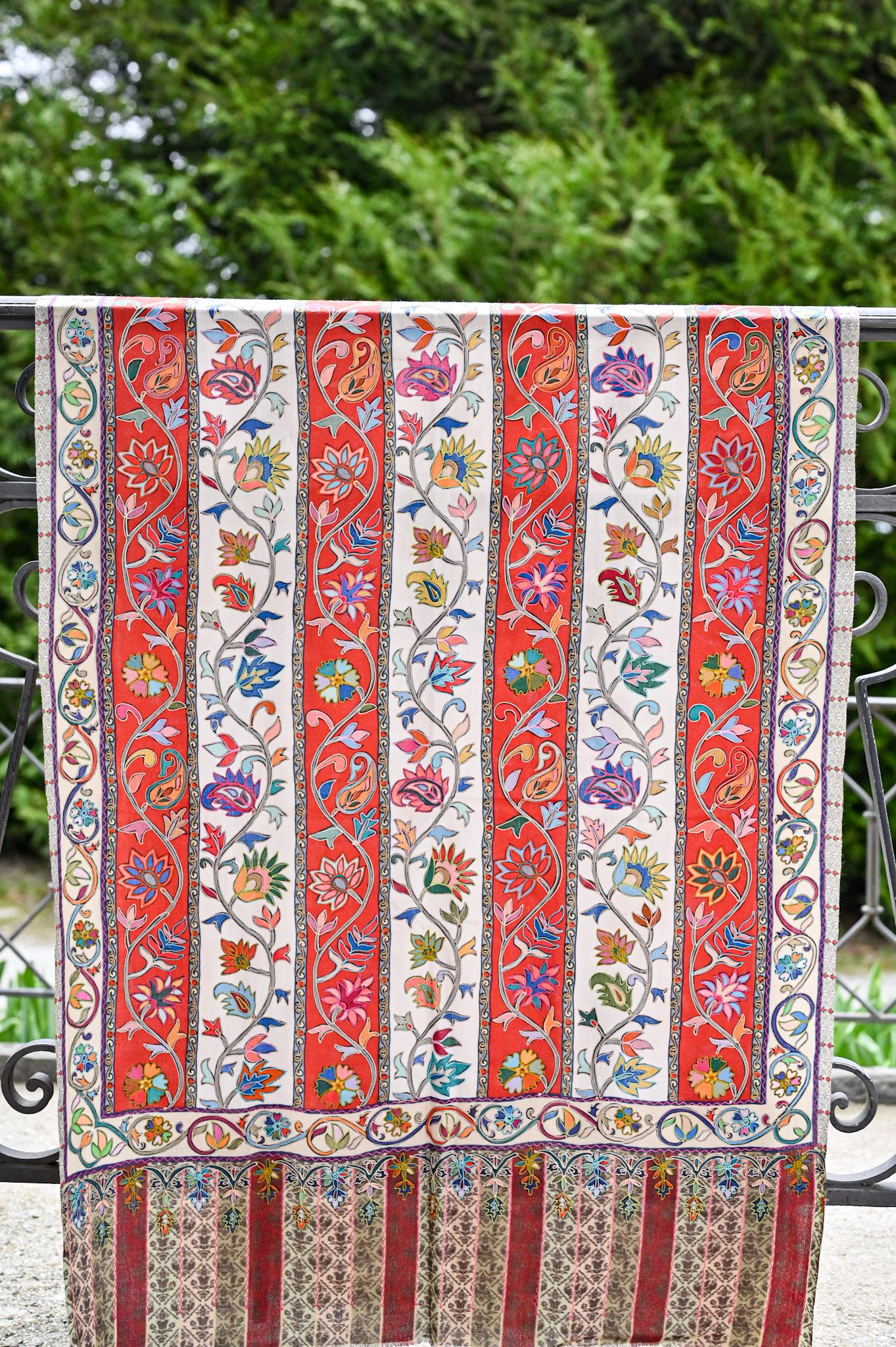 Echarpe en cachemire brodé Jardin Eternel