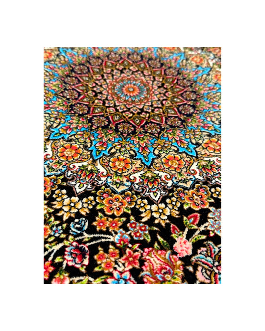 Alfombra persa Kashan Éternité – Medallón floral oscuro, seda pura