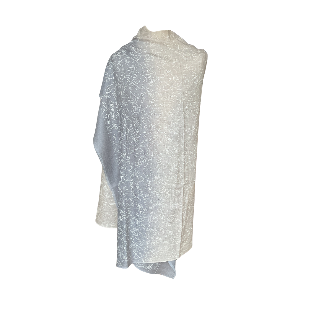 Aishiteru – Écharpe en Cachemire Brodée Lunea – Murmure d’Élégance Argentée