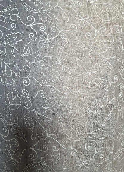 Aishiteru – Écharpe en Cachemire Brodée Lunea – Murmure d’Élégance Argentée