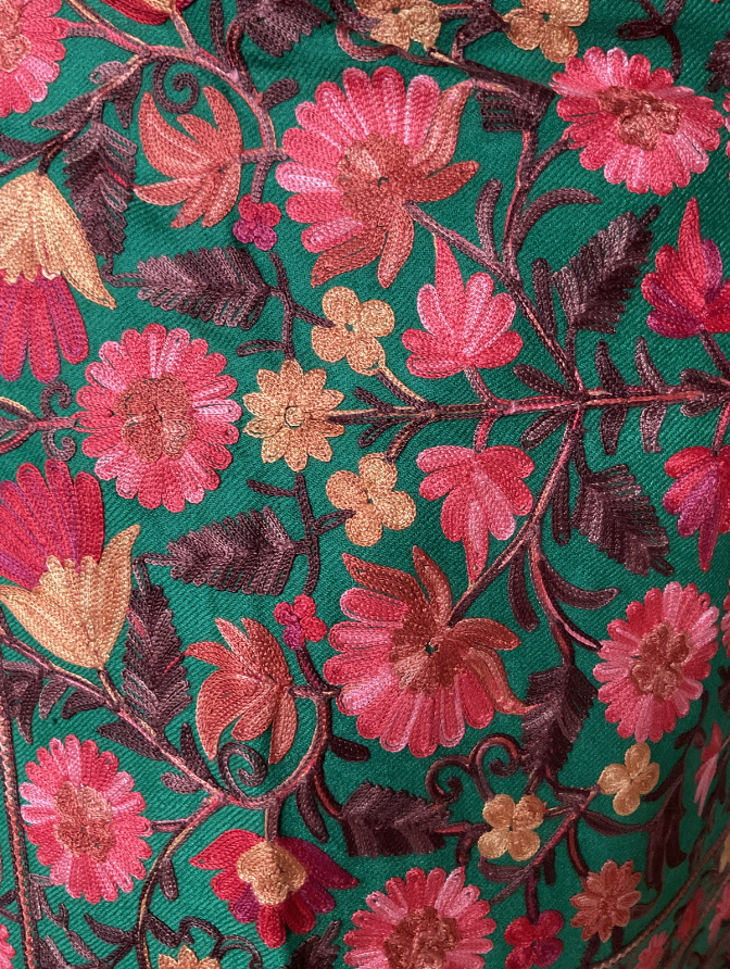 Aishiteru Verdea bestickter Wollschal – Garten der Anmut