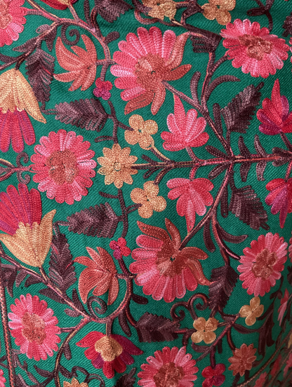 Aishiteru Verdea bestickter Wollschal – Garten der Anmut