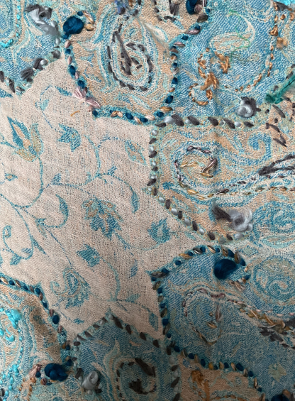 Châle en laine brodé Aishiteru Celestia – Sérénité Bleue