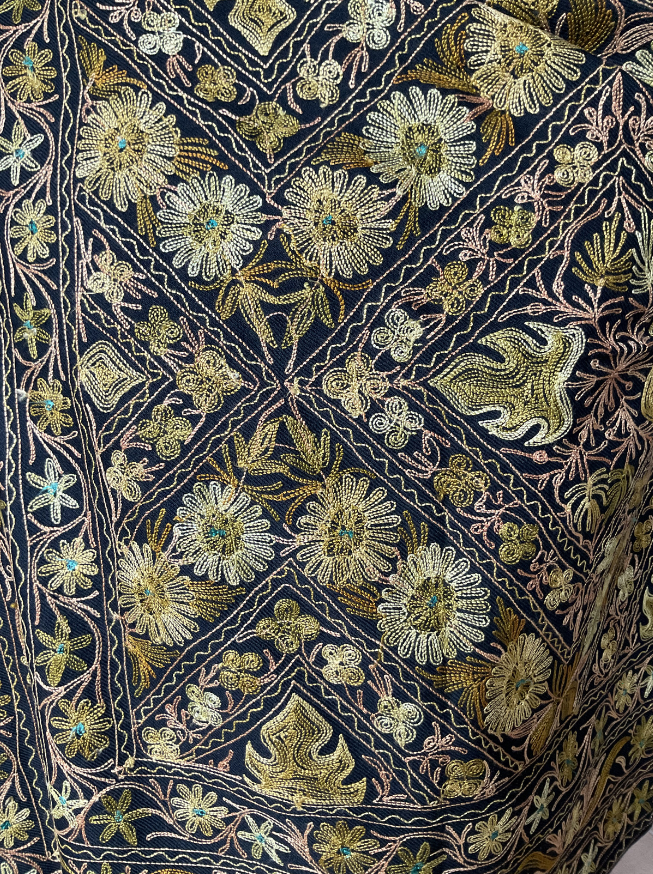 Châle en laine brodé Aishiteru Noirelia – Héritage Doré