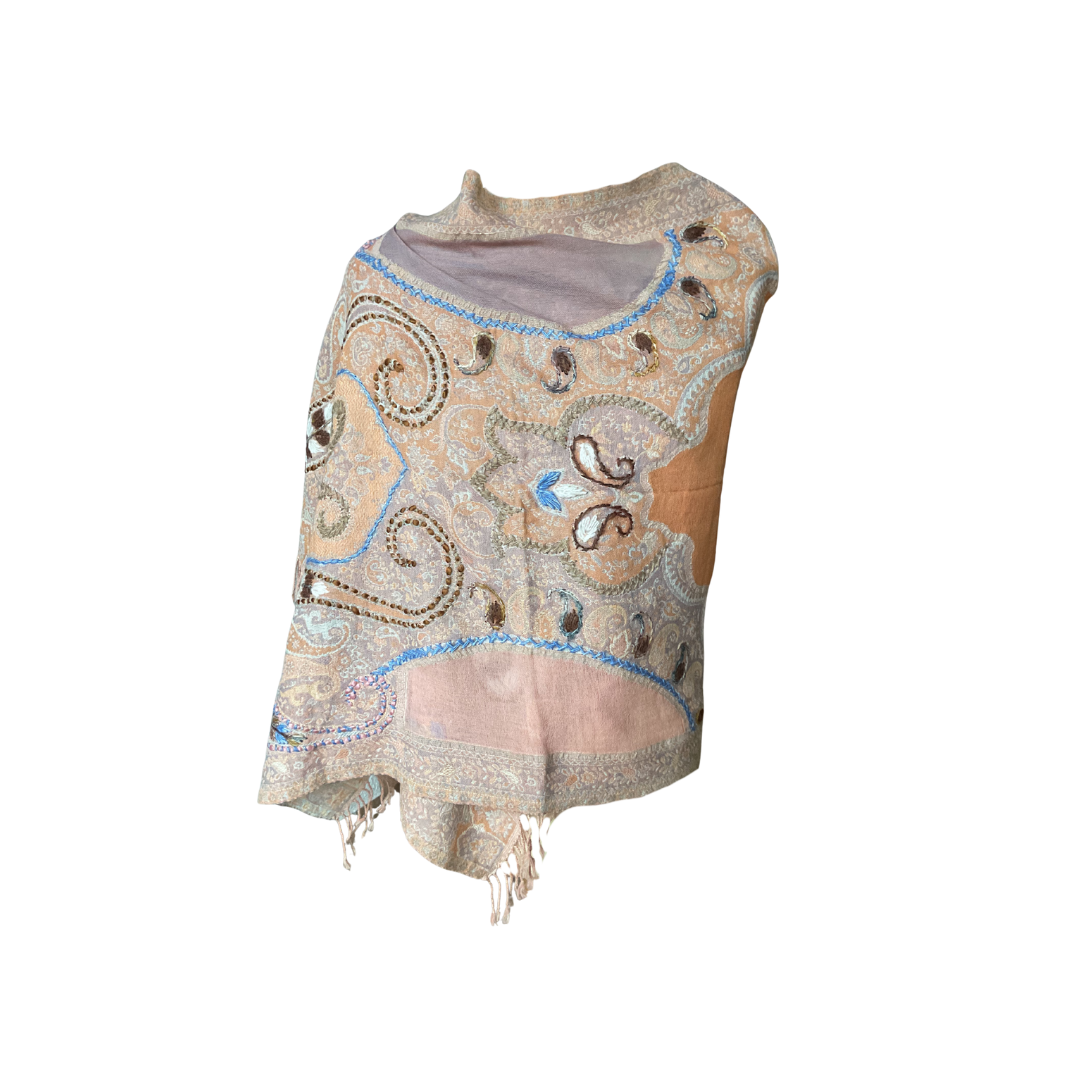 Châle en laine brodé Aishiteru Lysandra – Fleur du Désert
