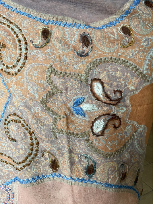 Châle en laine brodé Aishiteru Lysandra – Fleur du Désert
