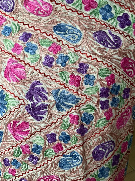 Châle en laine brodé Aishiteru Florenza – Symphonie de Couleurs