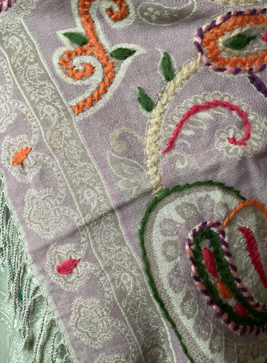 Châle en laine brodé Aishiteru Lavanya – Rêves en Mouvement