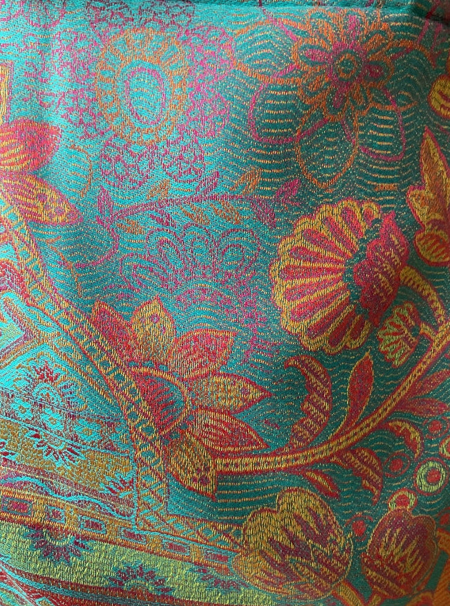 Aishiteru Samira Seidenschal – Florale Strahlkraft