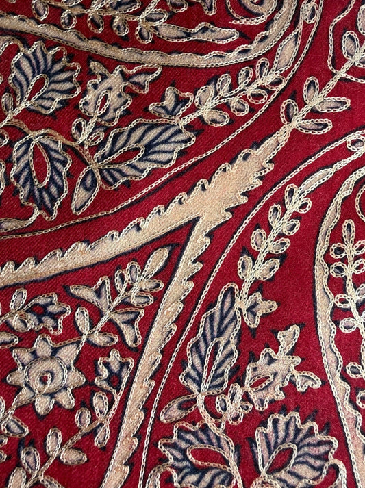 Aishiteru Vespera bestickter Kaschmirschal – Crimson Heritage