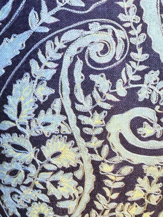 Aishiteru Nyvara – Châle en cachemire brodé, arabesque de minuit