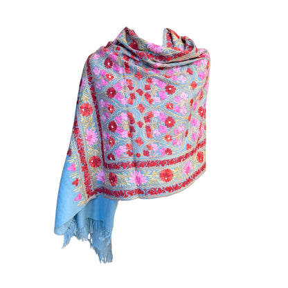 Aishiteru Mirava – Châle en laine brodé, rêverie florissante
