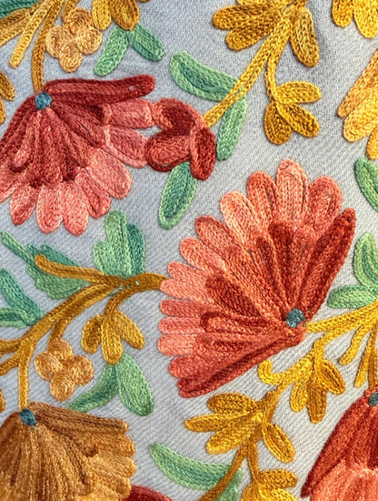 Aishiteru Altheya – Châle en laine brodé, prairie dorée