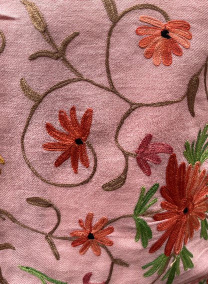 Châle en laine brodé Aishiteru Rosalia – Élégance florale artisanale