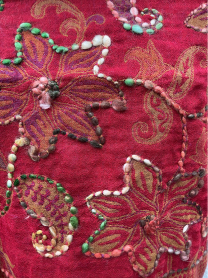 Châle en laine brodé Aishiteru Rubina – Floral artisanal