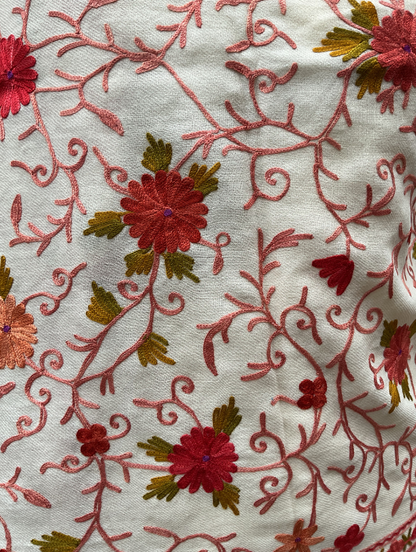 Châle en laine brodé Aishiteru Bianca – Grâce florale artisanale