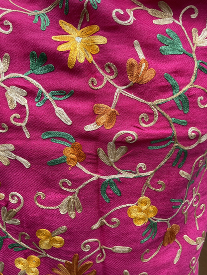 Châle en laine brodé Aishiteru Dahlia – Floral magenta