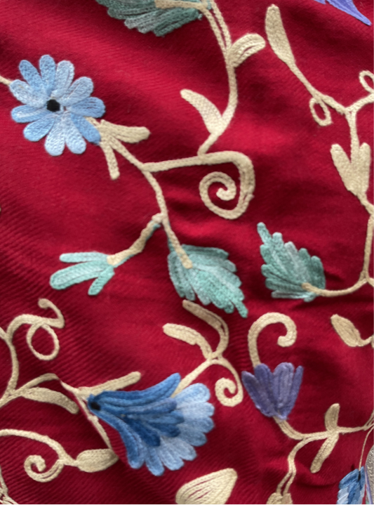 Châle en laine brodé Aishiteru Seraphina – Élégance cramoisie avec fleurs bleues