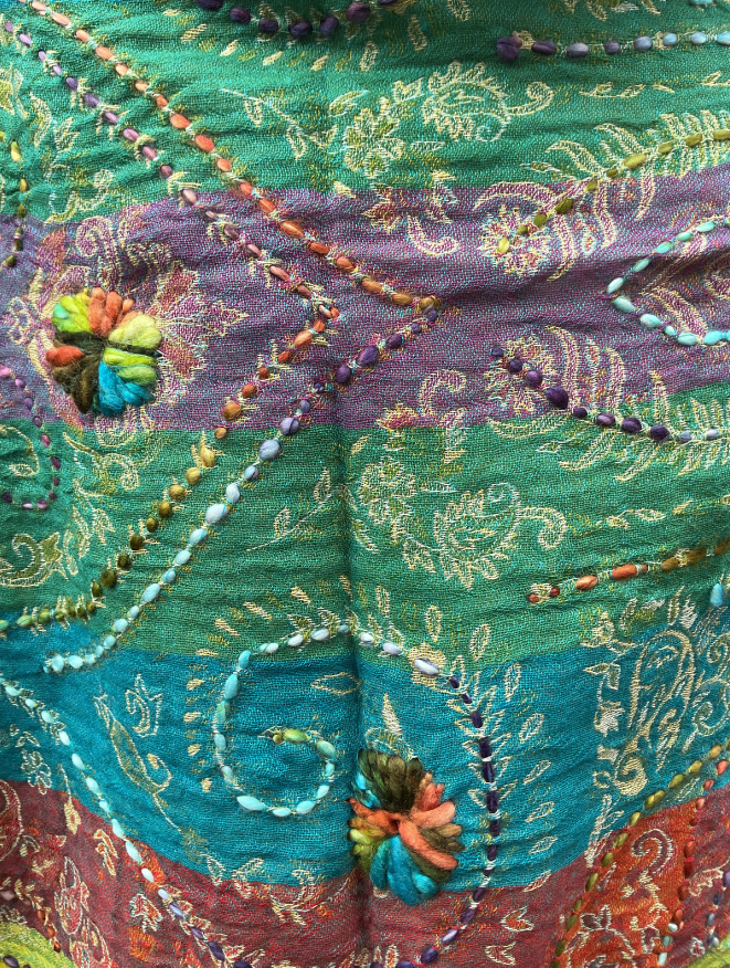 Châle en laine brodé Aishiteru Nirvana – Élégance bohème multicolore