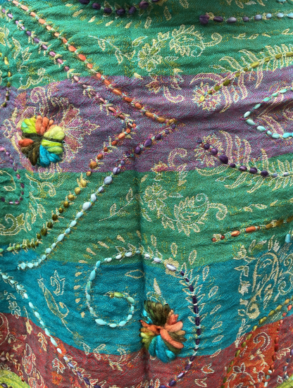 Châle en laine brodé Aishiteru Nirvana – Élégance bohème multicolore