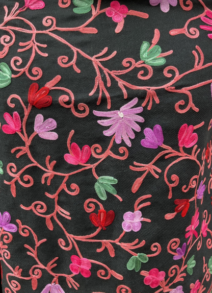 Châle en laine brodé Aishiteru Isabella – Élégance florale minuit