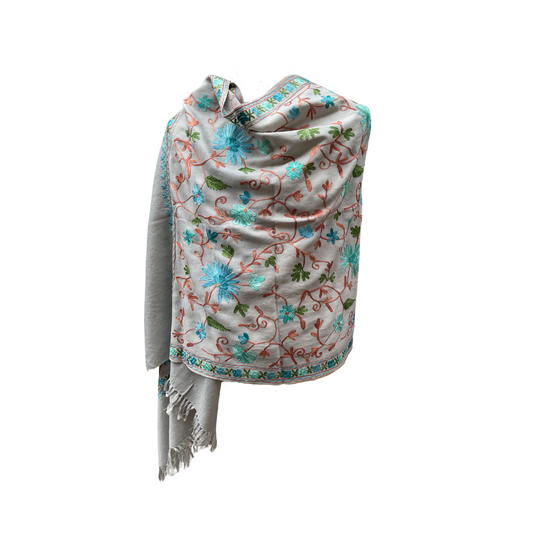 Châle en laine brodé Aishiteru Sofia – Élégance florale bleu ciel