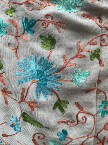 Bestickter Wollschal Aishiteru Sofia – Himmelblaue florale Eleganz