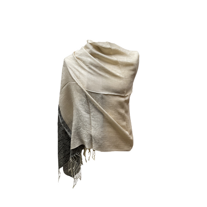 Seidenschal Aishiteru Selene – Elfenbein- und Kohle-Eleganz