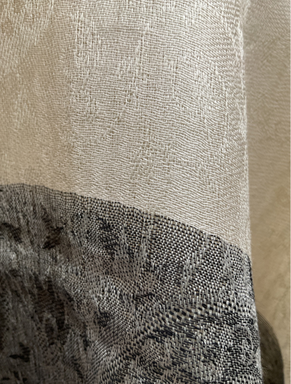 Seidenschal Aishiteru Selene – Elfenbein- und Kohle-Eleganz