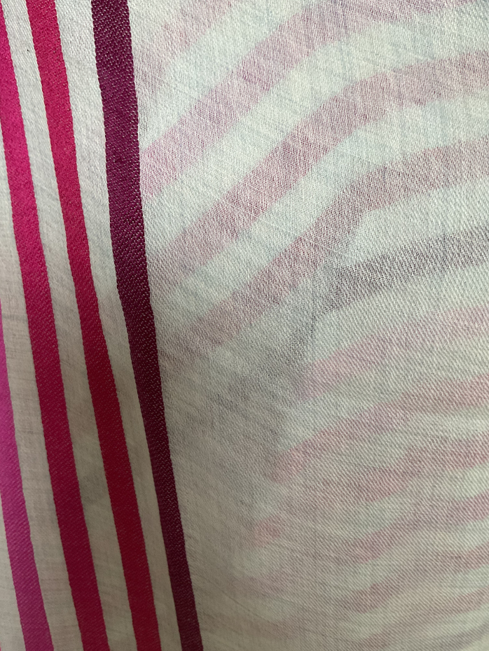 Aishiteru Amélie Woll- & Seidenschal – Strahlende Eleganz in rosa Streifen