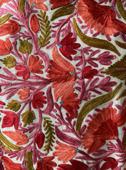 Aishiteru Fiorella Bestickter Wollschal – Blühende Strahlkraft