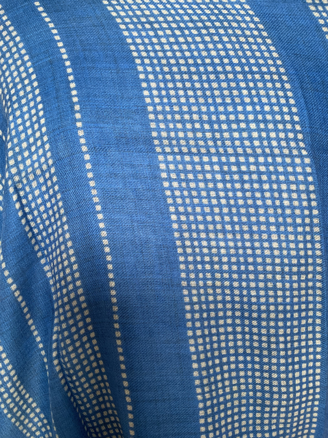 Aishiteru Écharpe en Cachemire Azure – Géométrie Raffinée en Bleu Profond