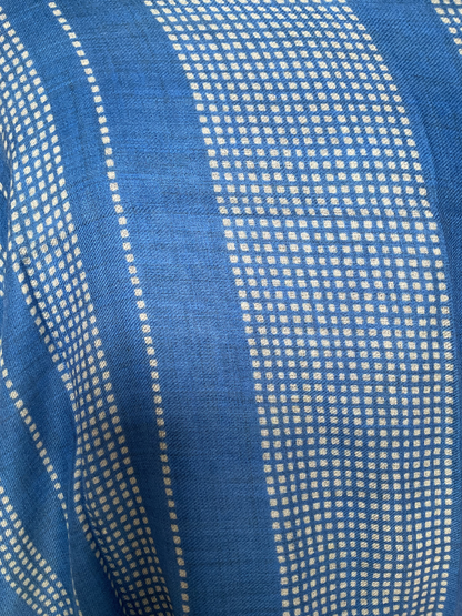 Aishiteru Écharpe en Cachemire Azure – Géométrie Raffinée en Bleu Profond