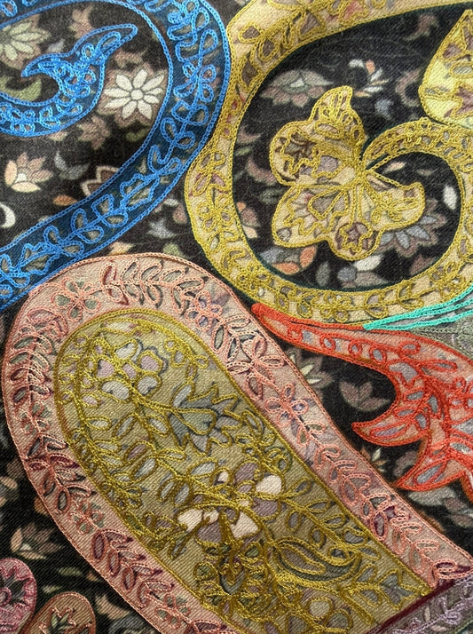 Châle en cachemire brodé Aishiteru Avyanna - Symphonie Majestueuse