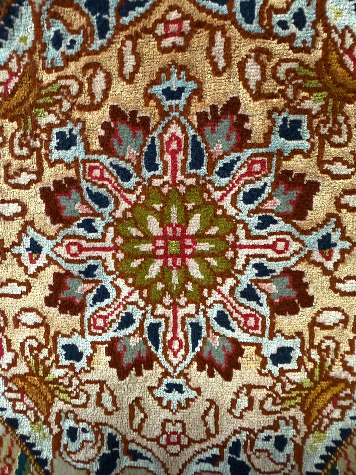 Tapis persan d’exception – Médaillon floral en laine et soie
