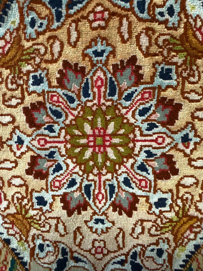 Tapis persan d’exception – Médaillon floral en laine et soie
