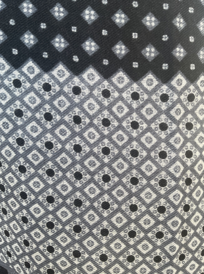 Echarpe en cachemire Monochrome Elegance